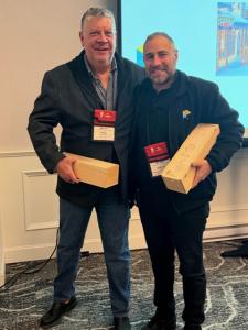 Phil Dewsbury et Simon Berman prennent la parole lors d’un événement de la CSSA