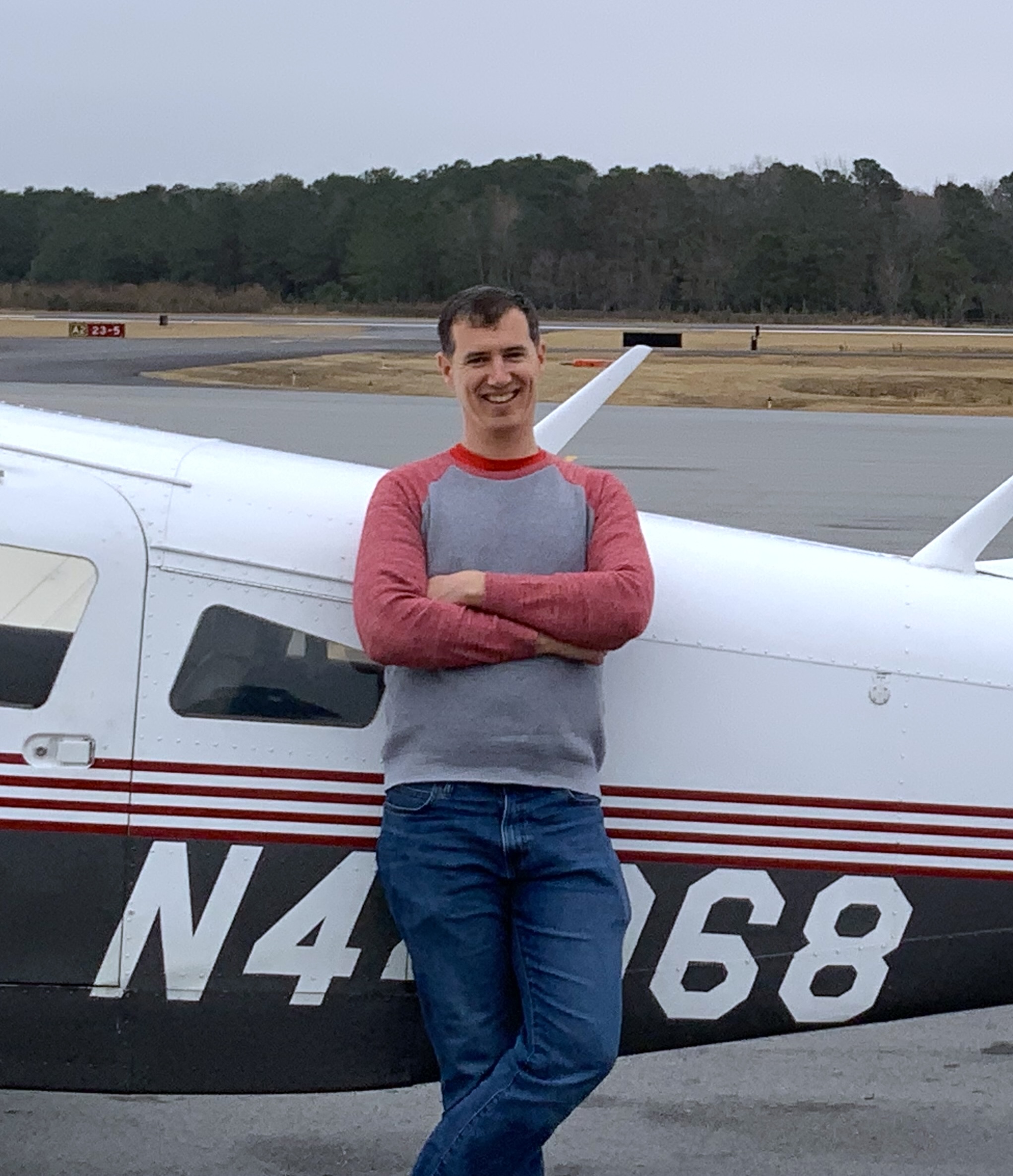 One of M2A's Pilot leaning on Pìper Seneca II aircraft, on Wayne Executive Jetport (KGWW)