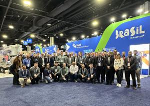 Image of the Brazilian delegation of companies supported by Brazil Machinery Solutions during IPPE 2026 in Atlanta, USA. A large group of executives and industry representatives poses for a photo in one of the exhibition halls, in front of an area marked