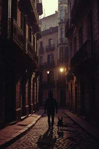 Karl Wilder in a dark street in Buenos Aires with Milou, his Boston Terrier