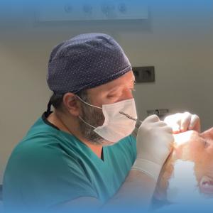 Dr. Alp Aslan, ein auf Haartransplantationen spezialisierter Arzt in der Türkei, führt die Operationen aller seiner Patienten persönlich durch.