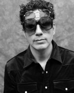 Wilson Rivas con 3 lentes. Buscando sus canciones