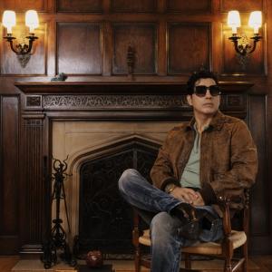 Wilson Rivas en un momento de paz junto a una chimenea sin fuego