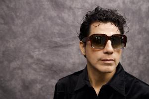 Wilson Rivas retratado con camisa negra y jafas.