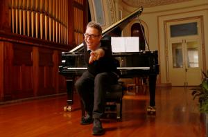 Deke Sharon and "Pitch Off" contestants