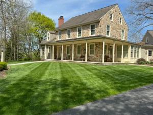 beautiful front lawn with lawn care by kinsmen lawn
