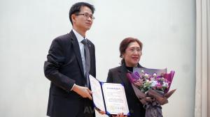At the ‘2025 3rd Excellent Procurement Product Designation Certificate Award Ceremony’ hosted by the Public Procurement Service. Seung-bo Baek, Administrator of the Public Procurement Service (left), presents the designation certificate to Hyeja Kim, CEO