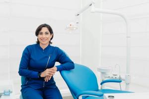Dental professional in a clinic, representing gum health care and periodontal disease awareness.
