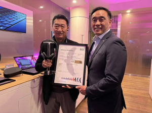 Jay Suh, Head of Connectivity & Products, North America, SGS (right) presents SGS Performance Mark certificates to Lijun Su, VP & GM of Lenovo PC Accessory