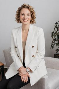 Simone Lelchuk Professional Photo in White Suit Semi-Seated