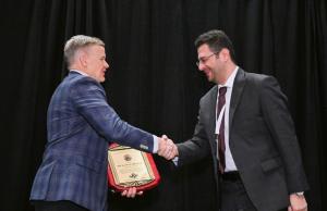 المبتكر الأردني د. حسن عبد الله يصافح الرئيس التنفيذي للمؤسسة الوطنية الأمريكية لإدارة البترول أثناء تسلمه الجائزة تقديراً لابتكاره في مجال السلامة بقطاع الطاقة.