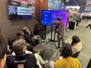 A seminar session at the STARTUP KOREA booth on COMEUP 2026