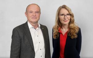 Dr. Lothar Kruska, CEO of Seegene Germany, and Dr. Petra Rehberger, CEO of GFE, standing together during the announcement of their new strategic collaboration.