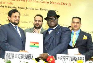 H.E. Dr. Michael Aaron Nii Nortey Oquaye, Esq presents Honorable Justice Shri Sharad Arvind Bobde, Chief Justice of India and other dignitaries, mementos from Ghana.