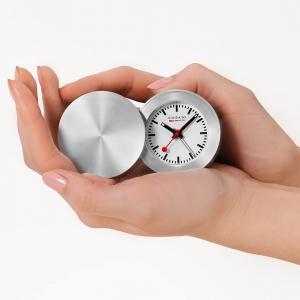 Reisewecker im Design der Schweizer Eisenbahnen mit klarem Zifferblatt und Alarmfunktion