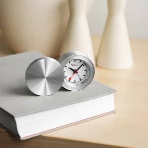 Reisewecker im Design der Schweizer Eisenbahnen mit klarem Zifferblatt und Alarmfunktion