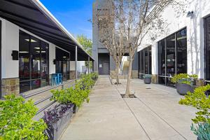 Plaza view of Agoura Hills Town Center.