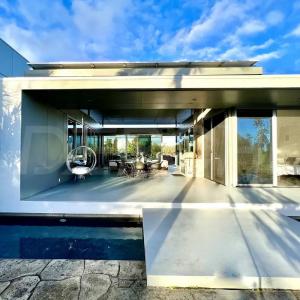 Chinese aluminium door manufacturing