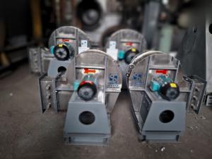 Industrial centrifugal blower units with motor assembly