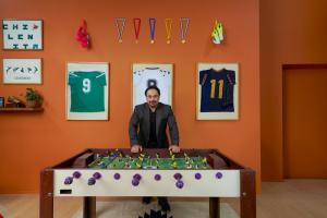 La leyenda Hugo Sánchez compartirá una emocionante partida de mini futbolito con los huéspedes en “La Tribuna de Hugol” Credito: Leo Manzo