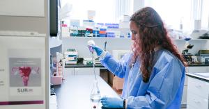 Jaydie Valles, Research Associate and main laboratory technician for Sur180 Therapeutics, conducting endometriosis research at the Sur180 Therapeutics laboratory in Ponce, Puerto Rico.