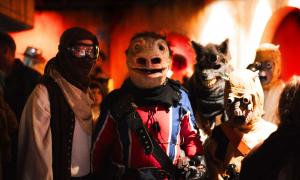 A group of patrons dressed as various aliens poses together in a cantina inspired by Mos Eisley from the movie "Star Wars"