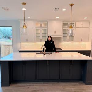 Interior moderno de casa nueva en San Antonio con programas de compra accesibles para empresarios e inversionistas