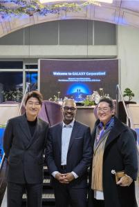 From left: actor Song Kang-ho, NYSE Vice Chairman Michael Harris, and Galaxy Corporation CEO Choi Yong-ho pose for a commemorative photo during Harris’s visit to Galaxy Corporation’s headquarters in Seoul.