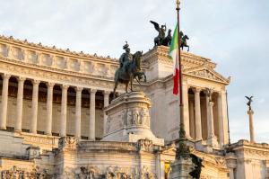 Monumento a Vittorio Emanuele II a Roma con bandiera italiana, immagine per il comunicato stampa di G-BRIS sul servizio di verifica della conformità per l’Italia