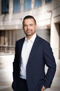 headshot of eric lund