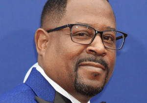 Award-winning Actor/Comedian Martin Lawrence presents the Trailblazer Award to friend and Thin LIne between Love and Hate co-star Lynn Whitfield. 