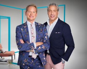 Carson Kressley standing with Thom Filicia