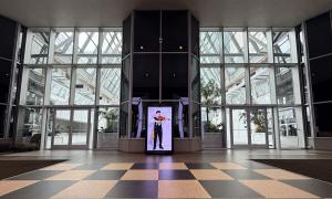 Violinist in lobby hologram device