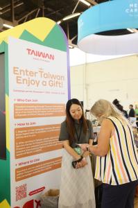 The promotional team introduced the benefits of transiting in Taiwan