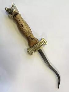 The competition group's pattern-welded, Damascus-style blade, nicknamed the “foxtail