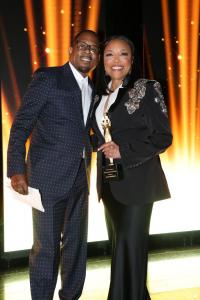 Actor Martin Lawrence presented Honoree Award-winning Actress Lynn Whitfield with the Heart of Gold Trailblazer Award. Photo: Steven Williams