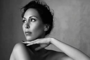 Anour Portrait (Photo Credit: D.S. Sanchez), black and white promotional photo of indie pop singer Anour by D.S. Sanchez. Used by Permission