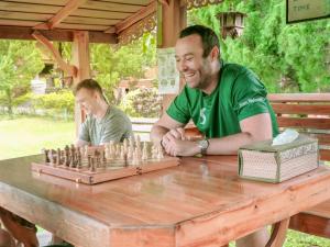 Dagelijkse activiteiten tijdens herstel bij Siam Rehab: cliënten spelen schaak in een rustige en ondersteunende omgeving in Thailand