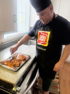 Chef Cuisinous qui prépare des repas faits maisons