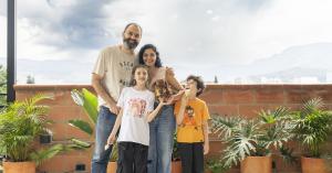 Bernardo, Carol y los niños en la azotea del coliving en Medellín