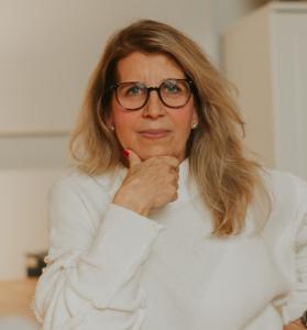 Laurie Carey professional headshot, founder of We Connect The Dots and Nebula Academy and author of Resilience Is a Muscle