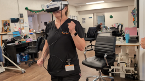 Ignite Medical Resorts OKC, Therapist trying the Smart Therapy Complete Solution
