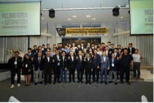 The group photo after the networking reception at Welding Korea 2024