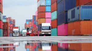 Vrachtwagens op een vrachtterrein.