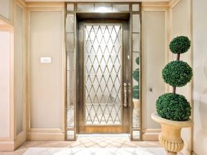 Front Entry, 100 Detroit Street #701