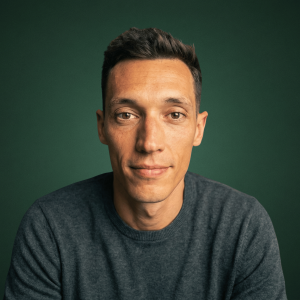 Thomas Routier headshot, co-founder of Papa in Shape and Maman in Shape, founder of Enhanced Boardroom