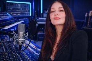 A photo of artist Betty Moon in the studio