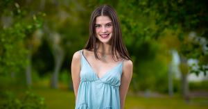 high school senior portrait outdoor natural light photography session smiling subject