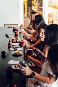 Guests enjoying coffee omakase tasting at Spirit Origin in Roatan Honduras with specialty coffee service