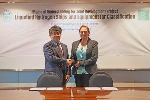 Picture of Dr Jae-Myung Lee, Director of the PNU Hydrogen Ship Technology Center, and Claudene Sharp Patel, Global Technical Director at Lloyd’s Register.